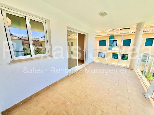 Unfurnished top floor apartment for long term rental Javea