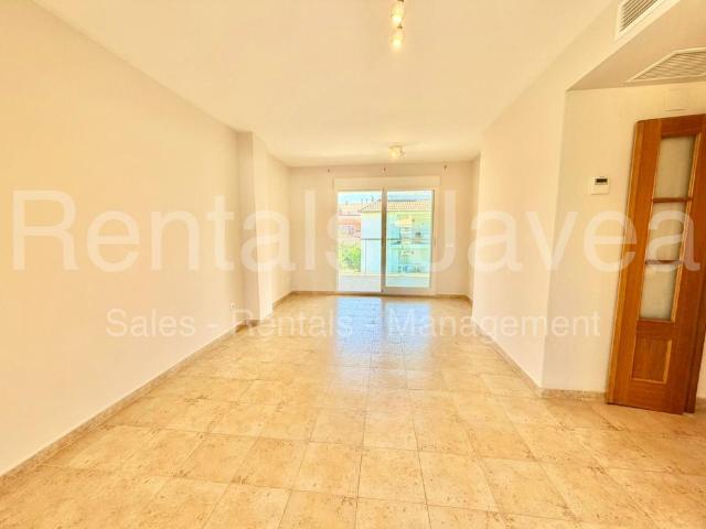 Unfurnished top floor apartment for long term rental Javea