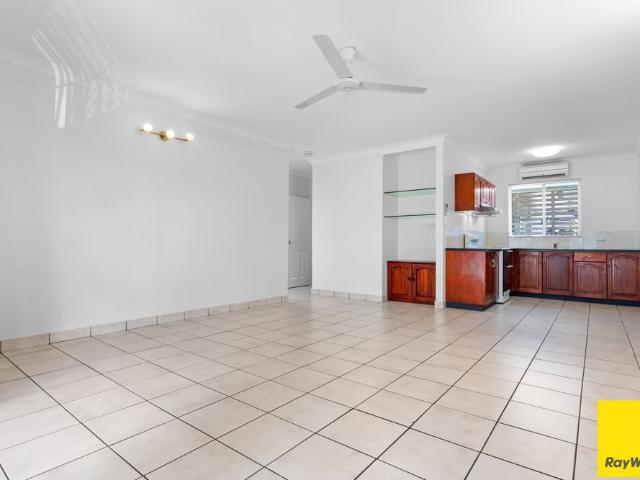 UNFURNISHED TOP FLOOR UNIT IN A PRIME LOCATION!