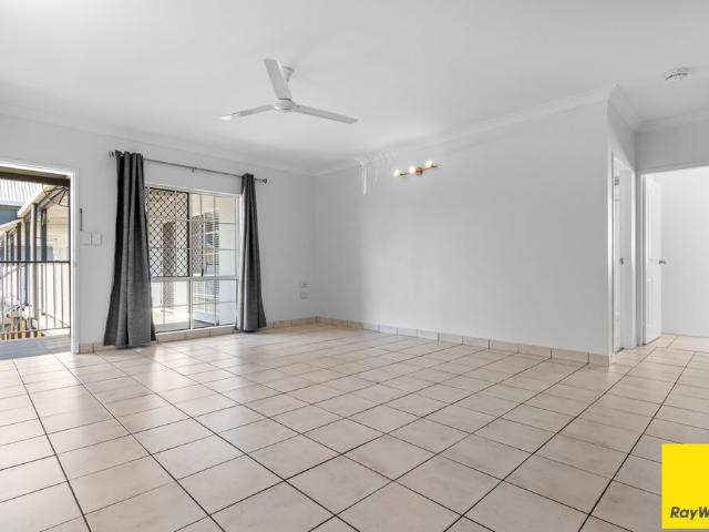 UNFURNISHED TOP FLOOR UNIT IN A PRIME LOCATION!