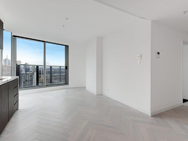 UNFURNISHED TWO BEDROOM APARTMENT IN IMAGINE MARCO SOUTHBANK !