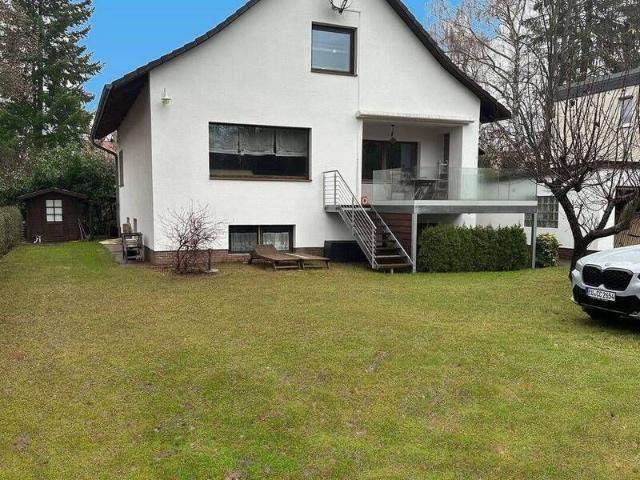 Unfurnished villa in Berlin Heiligensee – 5 bedrooms, study, garden
