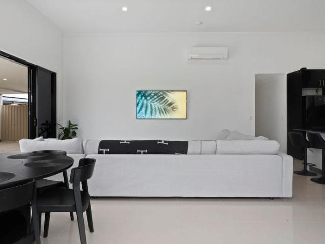 Unfurnished Waterfront Refurbished House in Biggera Waters