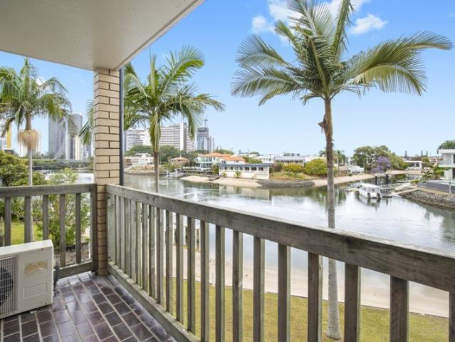 Unfurnished waterfront Unit in the Heart of Broadbeach Waters