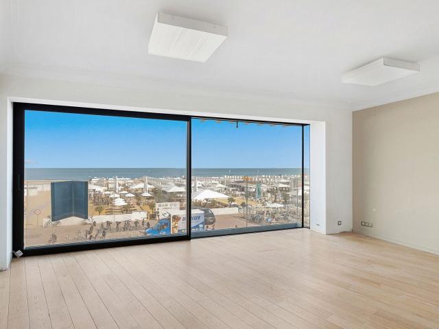 Unfurnished apartment with a sea view near Rubensplein