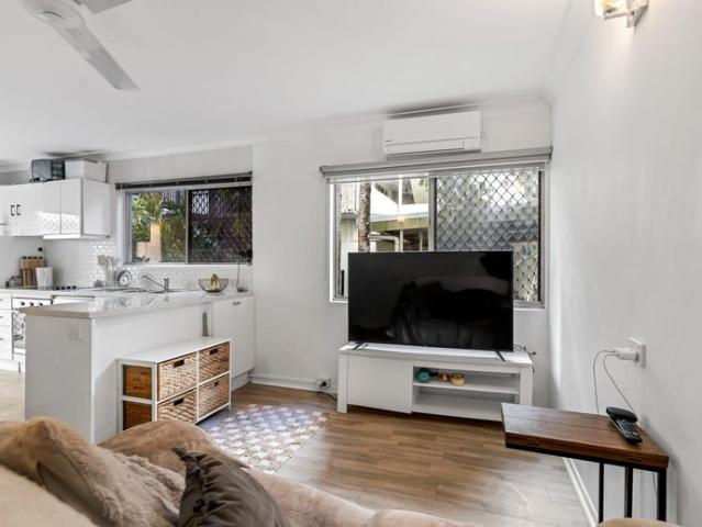 UNFURNISHED CAIRNS NORTH LIVING!