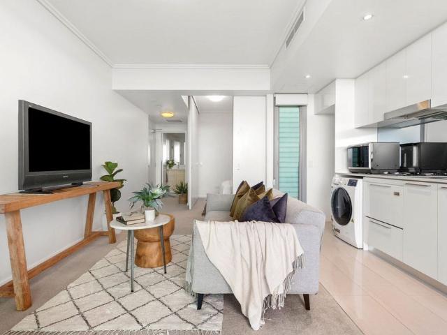 Unfurnished, Central Apartment!