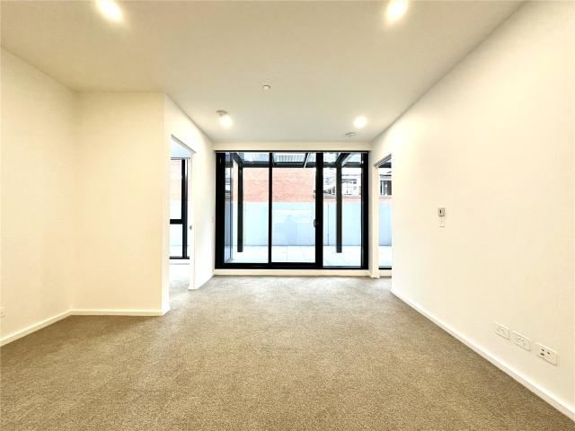 UNFURNISHED COURTYARD TWO BEDROOM WITH STUDY APARTMENT LOCATED IN PARKHILL WEST MELBOURNE !