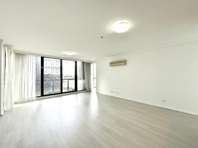 UNFURNISHED FLOORBOARD THREE BEDROOM APARTMENT WITH CARPARK & STORAGE AVAILABLE IN THE SENTINEL SOUTHBANK !