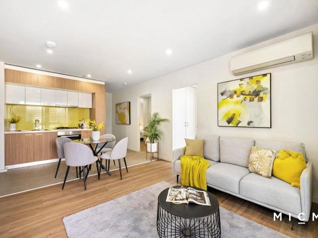 UNFURNISHED FLOORBOARD THREE BEDROOM TWO CARPARK APARTMENT LOCATED IN MELBOURNE STAR MELBOURNE CBD!