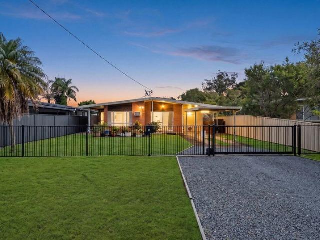 Unfurnished House with a Pool, Solar and Large Multipurpose Room