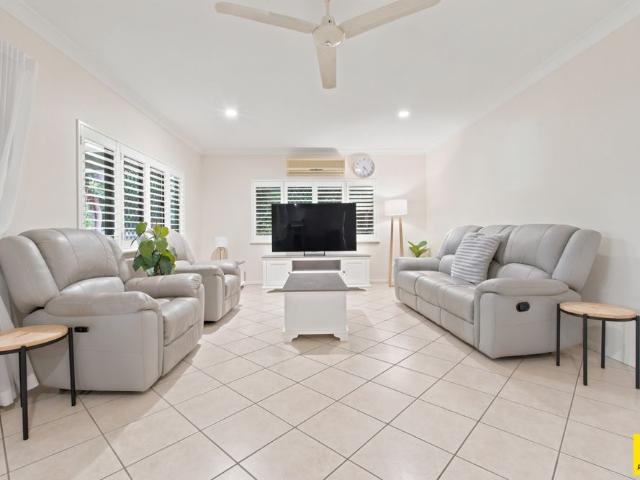 UNFURNISHED LARGE FAMILY HOME!