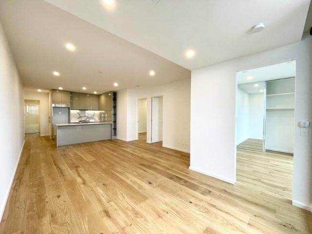 UNFURNISHED MAGNIFICENT THREE BEDROOM APARTMENT LOCATED IN HEART OF SOUTHBANK
