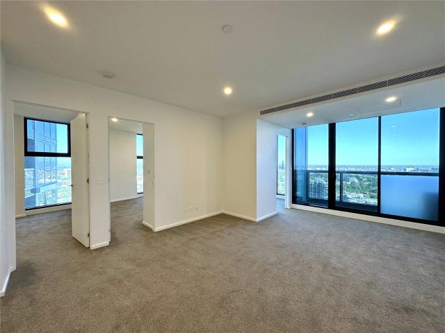 UNFURNISHED MAGNIFICENT CORNER THREE BEDROOM APARTMENT LOCATED IN HEART OF SOUTHBANK