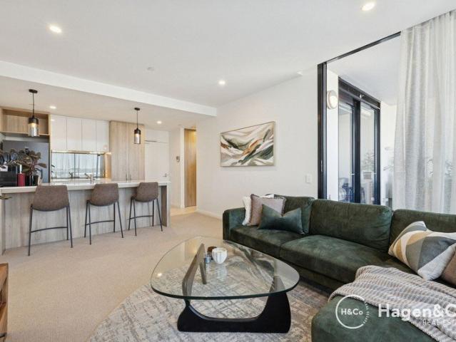 UNFURNISHED Modern 2x2 Apartment Walk to Shops, Train & Just Minutes from the Beach!