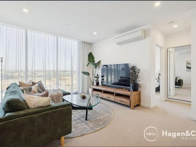 UNFURNISHED Modern 2x2 Apartment – Walk to Shops, Train & Just Minutes from the Beach!