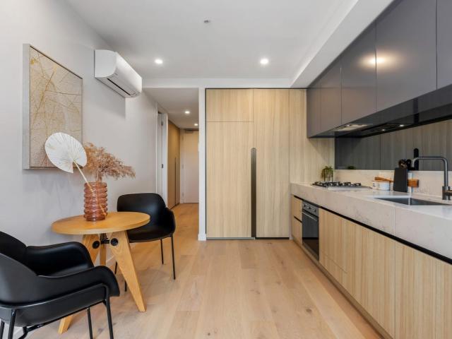 UNFURNISHED MODERN APARTMENT RIGHT BY THE YARRA RIVER