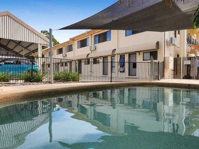 UNFURNISHED MODERN TOWNHOUSE IN GORGEOUS FRESHWATER