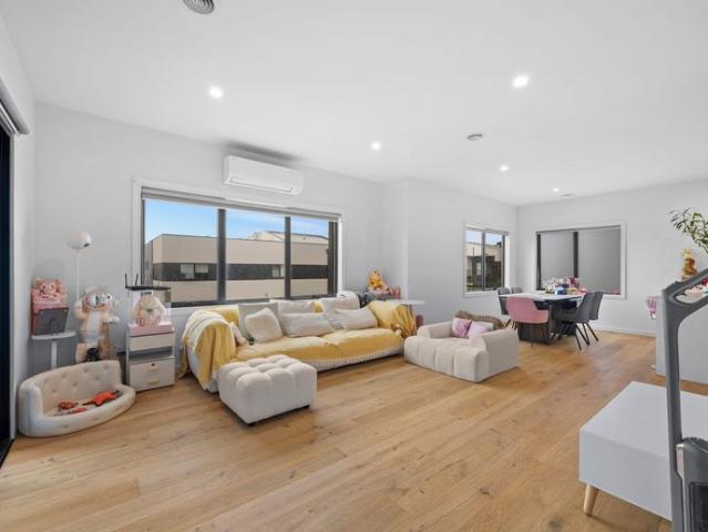 Unfurnished Modern Three Bedroom Townhouse in Prime Burwood East Location