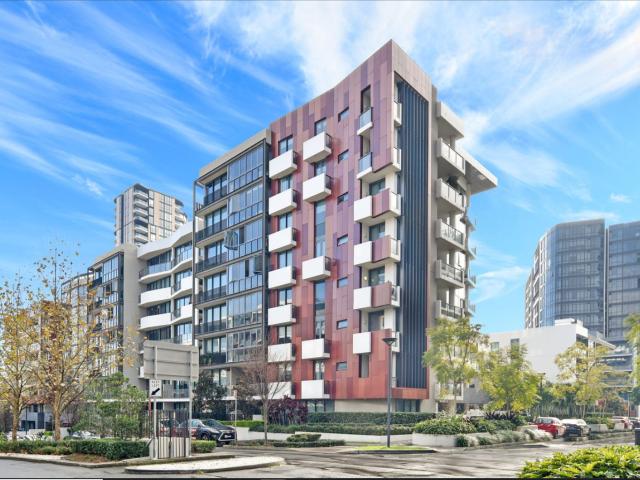 Unfurnished One Bedroom apartment with only meters away from the Bennelong Bridge which links both Wentworth Point and Rhodes together