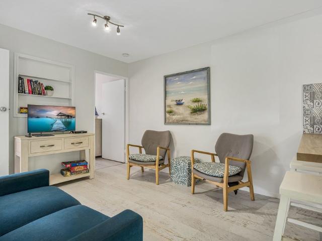Unfurnished Palm Cove Apartment Moments from the Beach