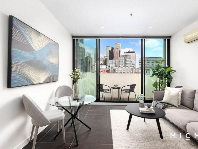 UNFURNISHED PRIVATE ONE BEDROOM ONE CARPARK APARTMENT LOCATED IN TIVOLI BUILDING WEST MELBOURNE !