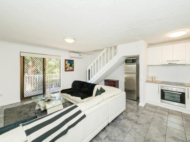 Unfurnished Renovated 2 Bedroom Apartment in Prime Location