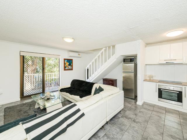 Unfurnished Renovated 2 Bedroom Apartment in Prime Location