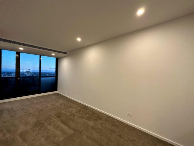 UNFURNISHED SPACIOUS ONE BEDROOM APARTMENT LOCATED IN HEART OF SOUTHBANK