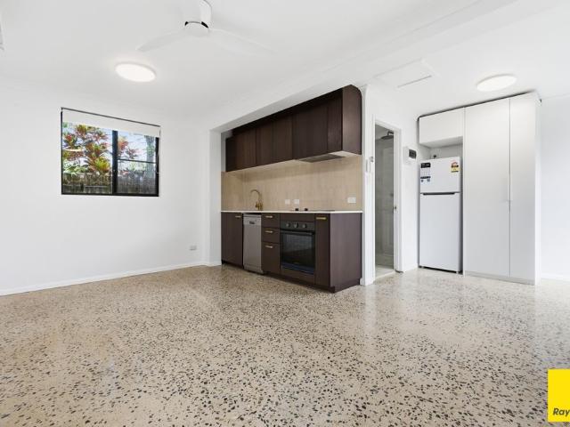 UNFURNISHED STUDIO IN HOLLOWAYS BEACH!
