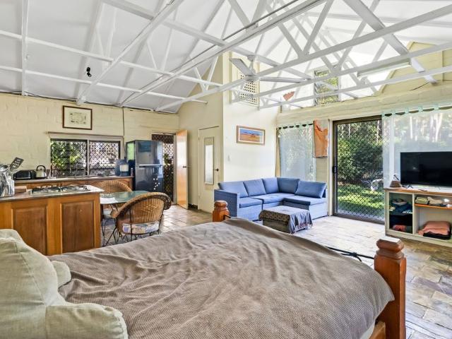 UNFURNISHED STUDIO IN THE HEART OF THE RAINFOREST ELECTRICTY AND INTERNET INCLUDED