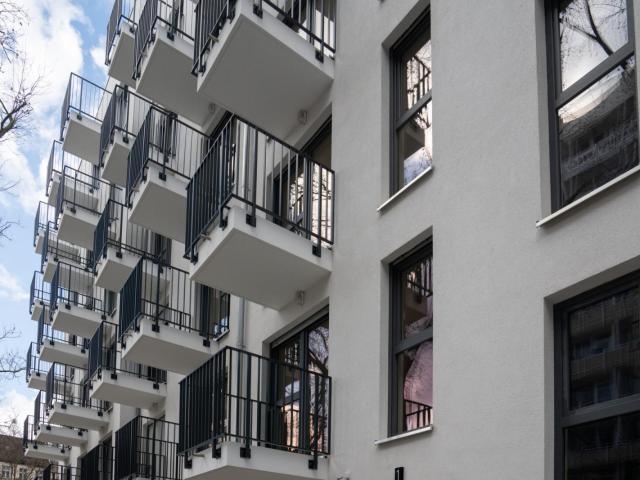Unfurnished studio with a fitted kitchen in Lichtenberg