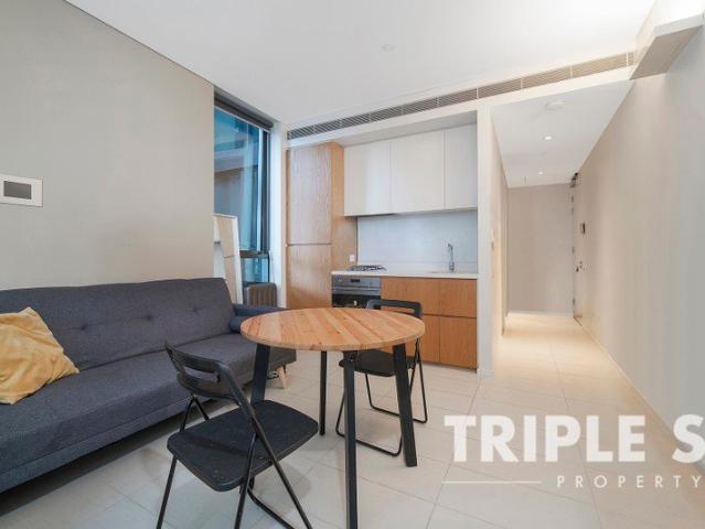 Unfurnished Stunning Studio for Lease!