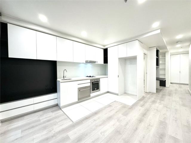 UNFURISHED PRIVATE FLOORBOARD ONE BEDROOM APARTMENT LOCATED IN SANTORINI APARTMENT WEST MELBOURNE!