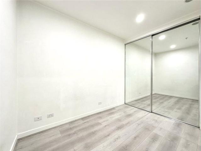 UNFURISHED PRIVATE FLOORBOARD ONE BEDROOM APARTMENT LOCATED IN SANTORINI APARTMENT WEST MELBOURNE!