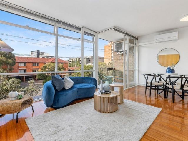 Unforgettable Bayside Living with Spectacular Location