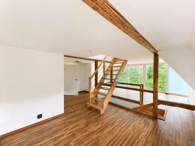 ungewöhnliche 4 Raum Maisonette mit großer Glasfront und eigenem Garten