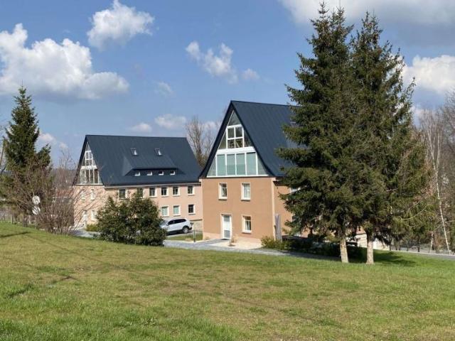 ungewöhnliche 4 Raum Maisonette mit großer Glasfront und eigenem Garten
