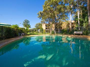 Unit in Bay Parklands 150m to Little Beach!