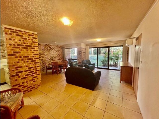 Unit in Bay Parklands 150m to Little Beach!