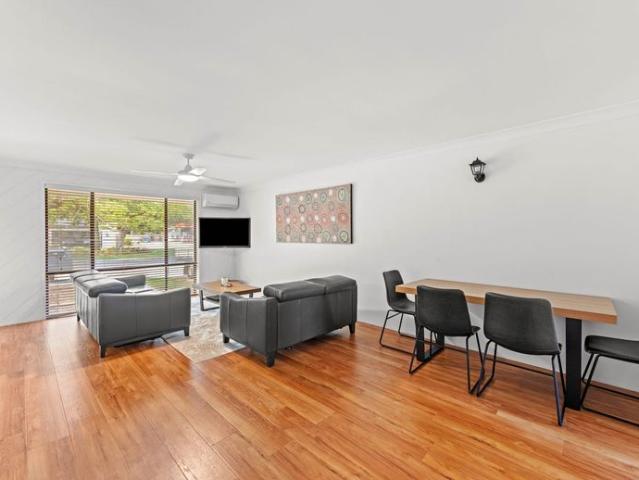 Unit in Heart of Broadbeach Waters!