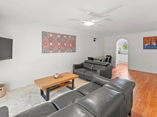 Unit in Heart of Broadbeach Waters!