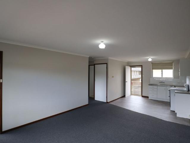 UNIT IN QUIET COMPLEX