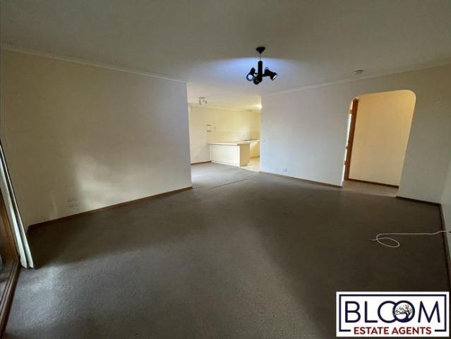 Unit Just Steps from Werribee Plaza