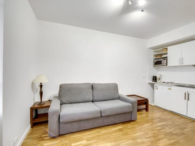 Unit 013 Champs Élysées cosy studio apartment