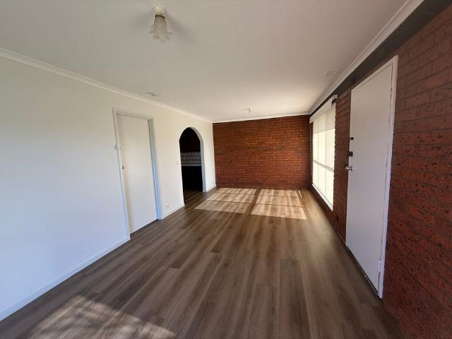 FRESHLY UPDATED LOW MAINTENANCE UNIT IN PRIME LOCATION