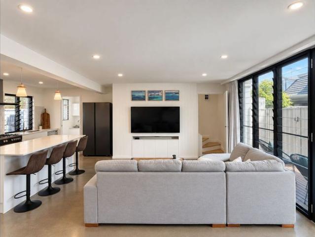 Unit 1 15 Duet Drive, Mermaid Waters, Qld, 4218