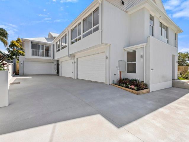 Unit 1 & 2 Furnished Townhouses in Prime Southport Location $1,550 PW Each Unit