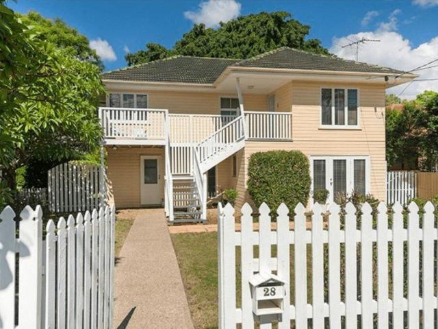 Unit 1 upper level Prime Holland Park Living Spacious 3 Bedroom Home WATER, YARD MAINTENANCE & WIFI INCLUDED!