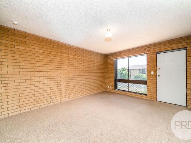 UNit 2/21 Nordlingen Drive, TOLLAND NSW 2650